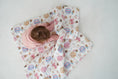 Завантажити зображення в переглядач галереї, Муслиновий плед для новонародженої дитини з органічного муслину "Навколо світу рожевий" 80/80