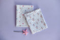 Завантажити зображення в переглядач галереї, Пелюшка з органічної фланелі "Ніжні зірочки" в подарунковій упаковці 95/120