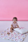 Завантажити зображення в переглядач галереї, Муслиновий плед для новонародженої дитини з органічного муслину "Навколо світу рожевий" 80/80