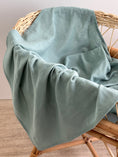 Завантажити зображення в переглядач галереї, Пелюшка з двошарового муслину "Ніжно зелений" в подарунковій коробці (95х120)