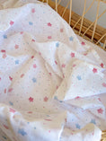 Завантажити зображення в переглядач галереї, Набір муслінових пелюшок “Ніжні зірочки” — органічна тканина, 50% бавовна + 50% бамбук