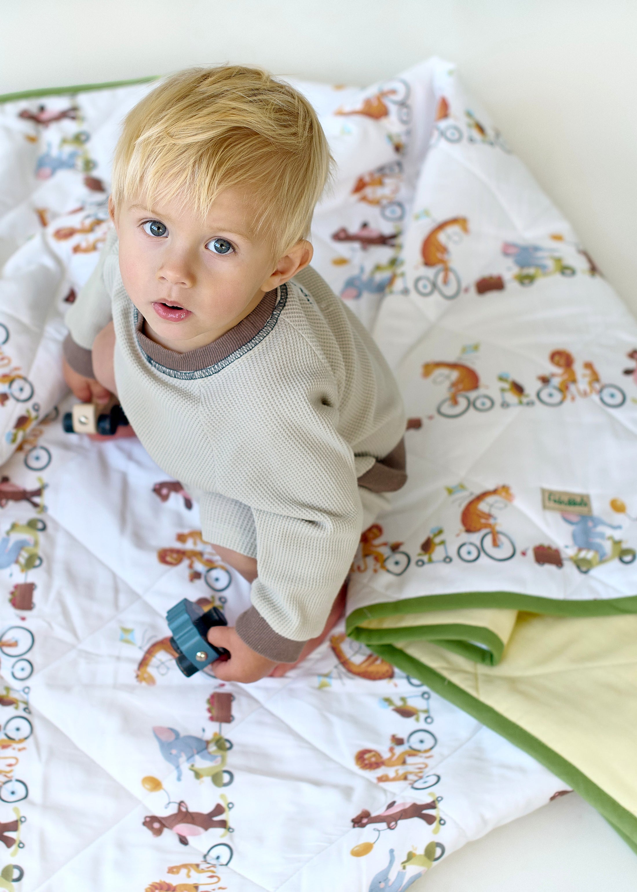 "Весела компанія" стьобана ковдра з сатину та муслину