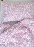 Завантажити зображення в переглядач галереї, "Рожевий леопард" комплект постільної білизни з органічного сатину з авторським принтом
