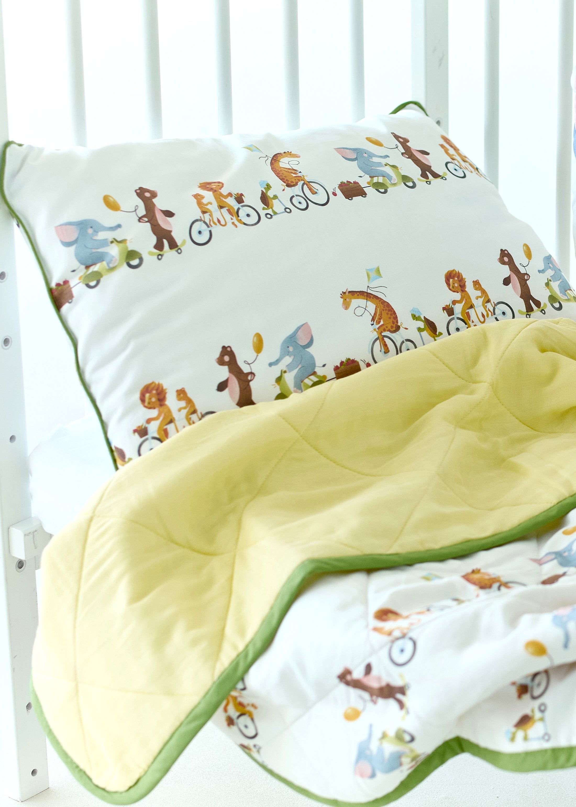 "Весела компанія" стьобана ковдра з сатину та муслину