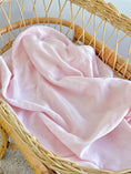 Завантажити зображення в переглядач галереї, Пелюшка з двошарового муслину "Ніжно рожевий" в подарунковій коробці (95х120)
