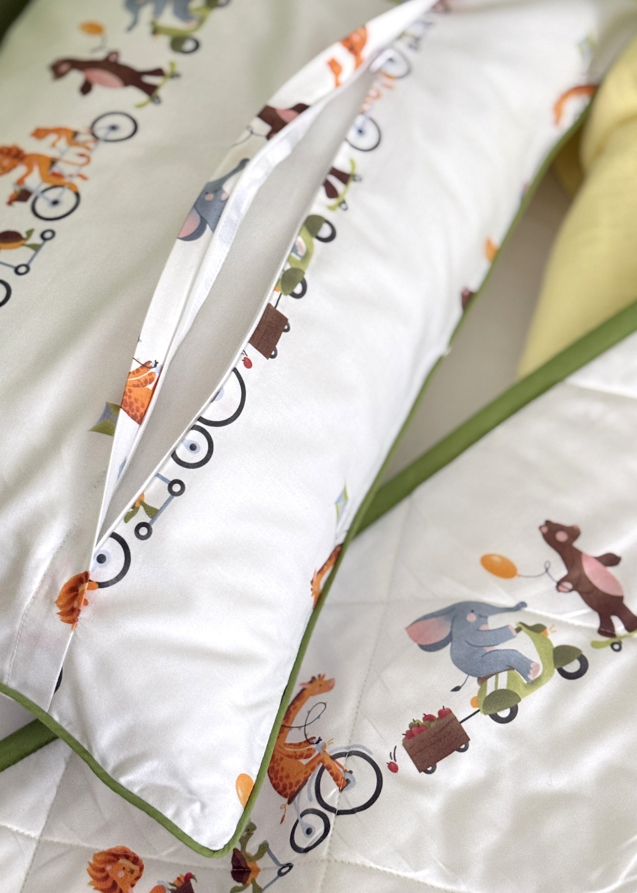 "Весела компанія" стьобана ковдра з сатину та муслину