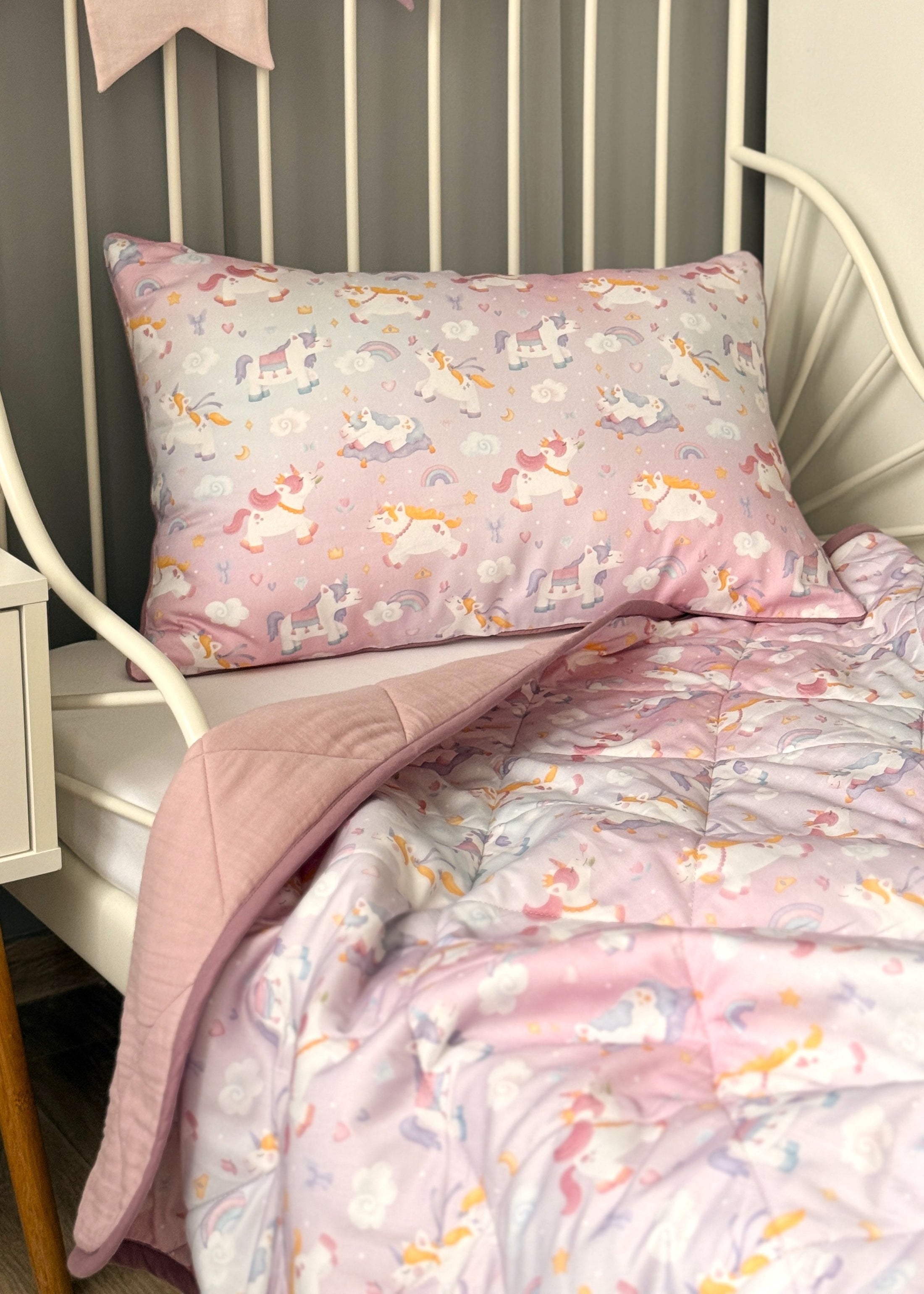 "Єдиноріжки" стьобана ковдра з сатину та муслину