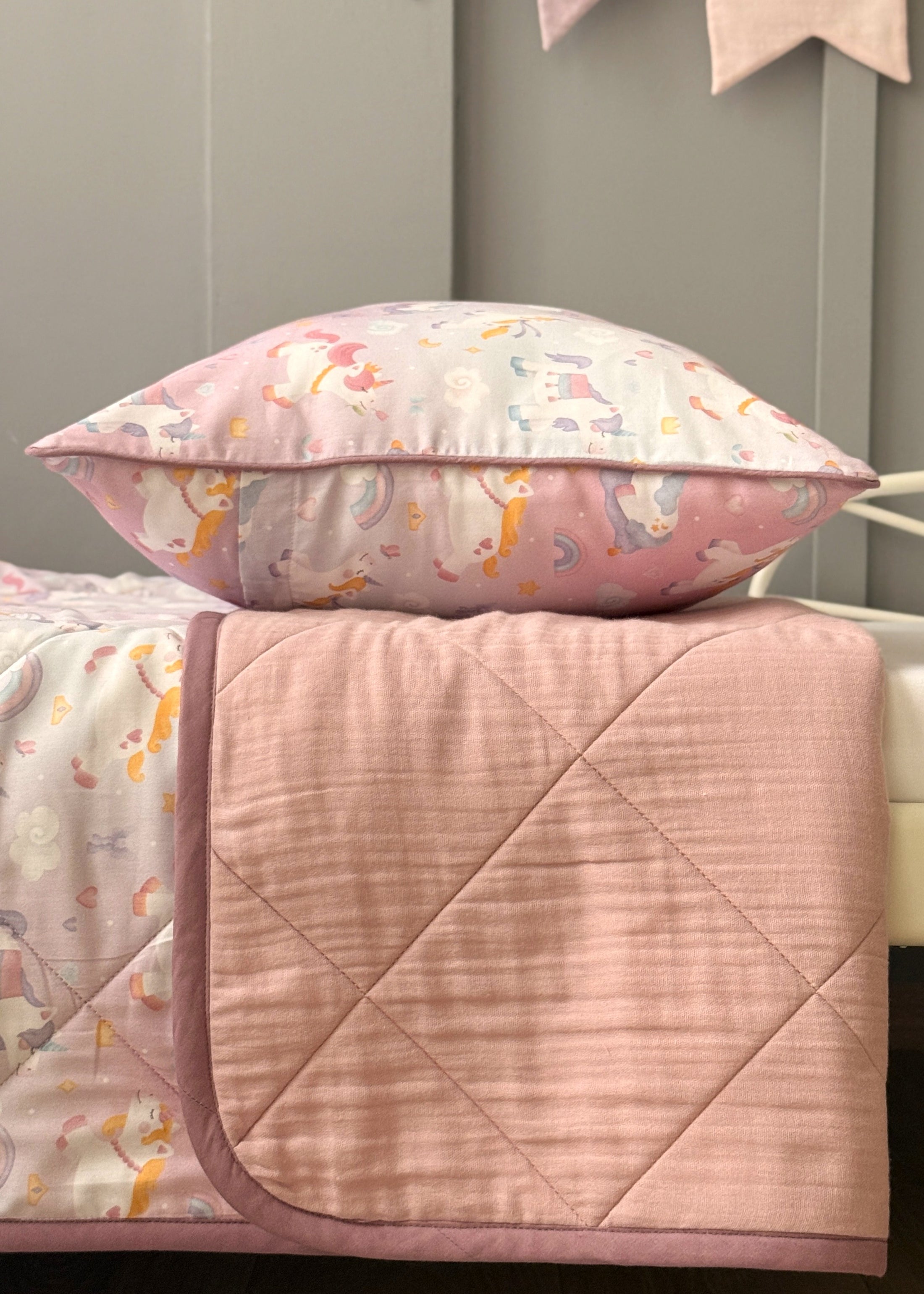 "Єдиноріжки" стьобана ковдра з сатину та муслину