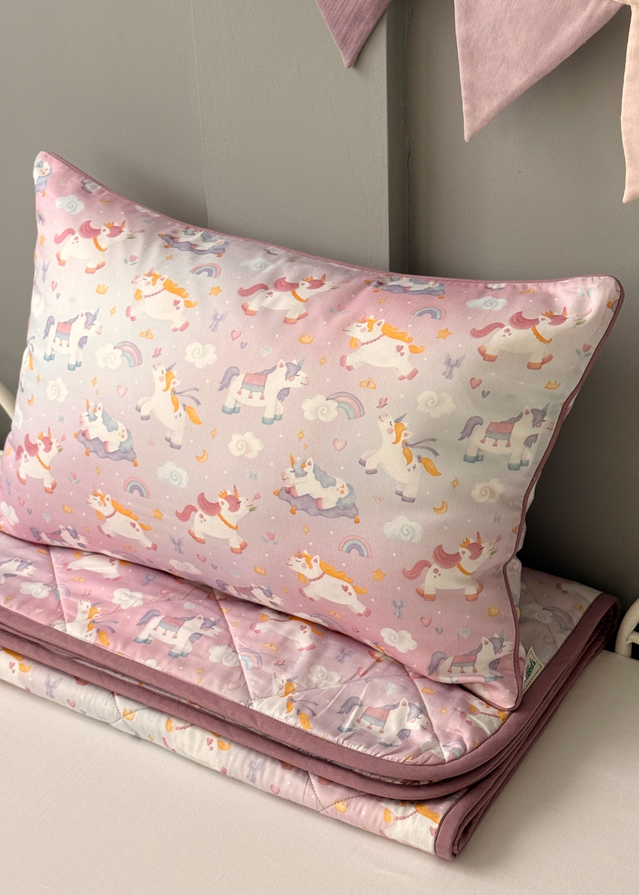 "Єдиноріжки" стьобана ковдра з сатину та муслину