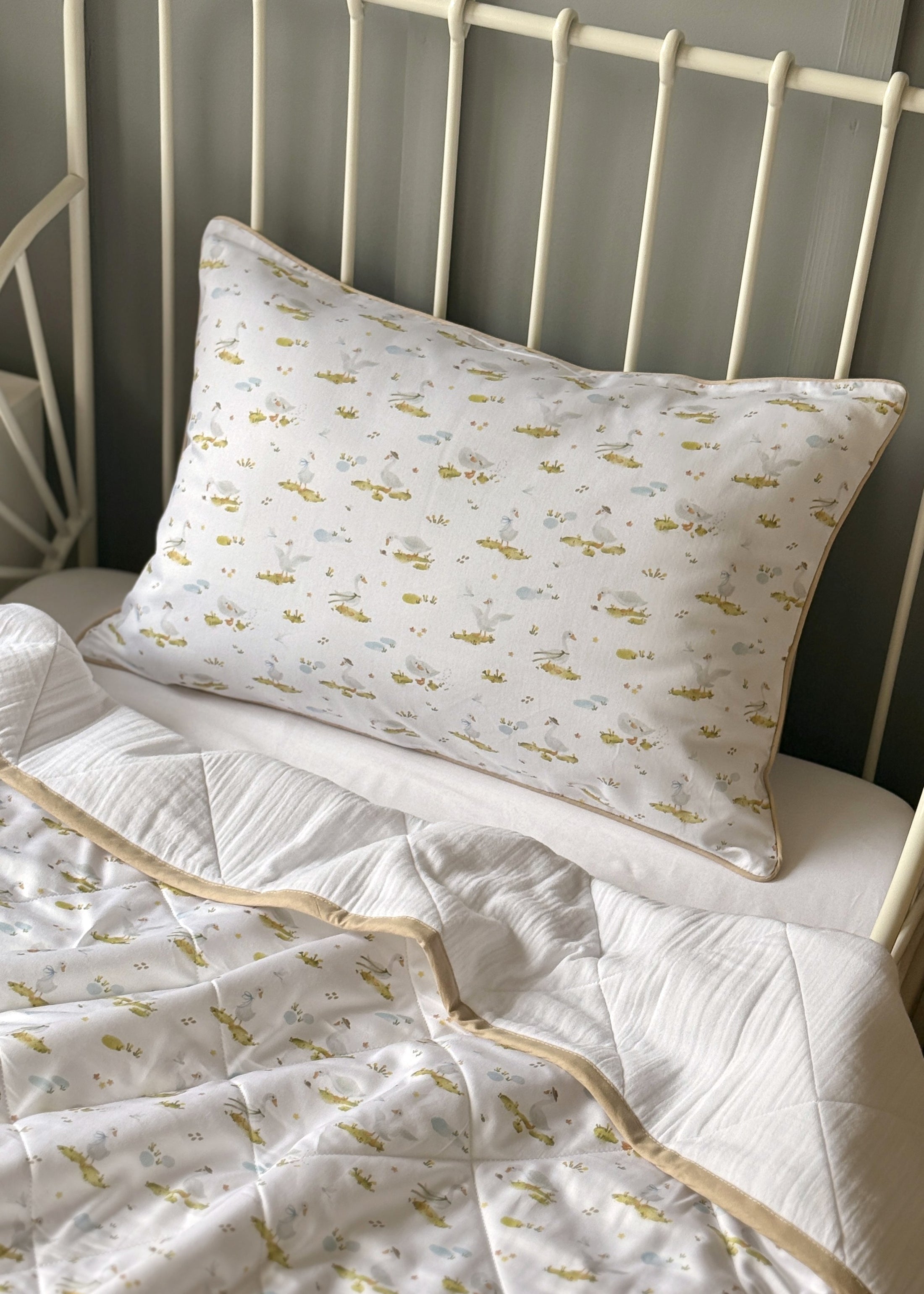 "Гусенята" стьобана ковдра з сатину та муслину