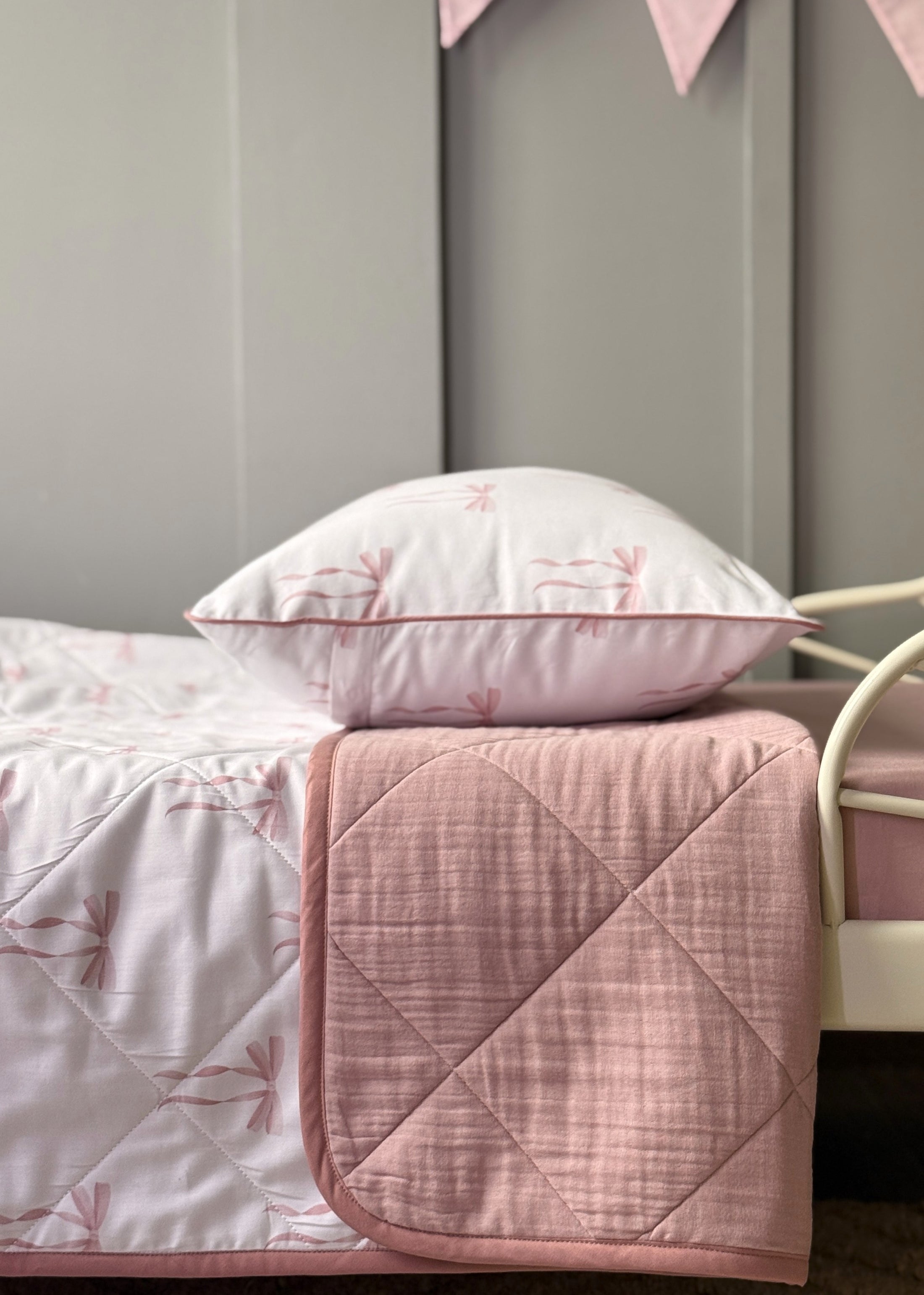 "Ніжний дотик" стьобана ковдра з сатину та муслину