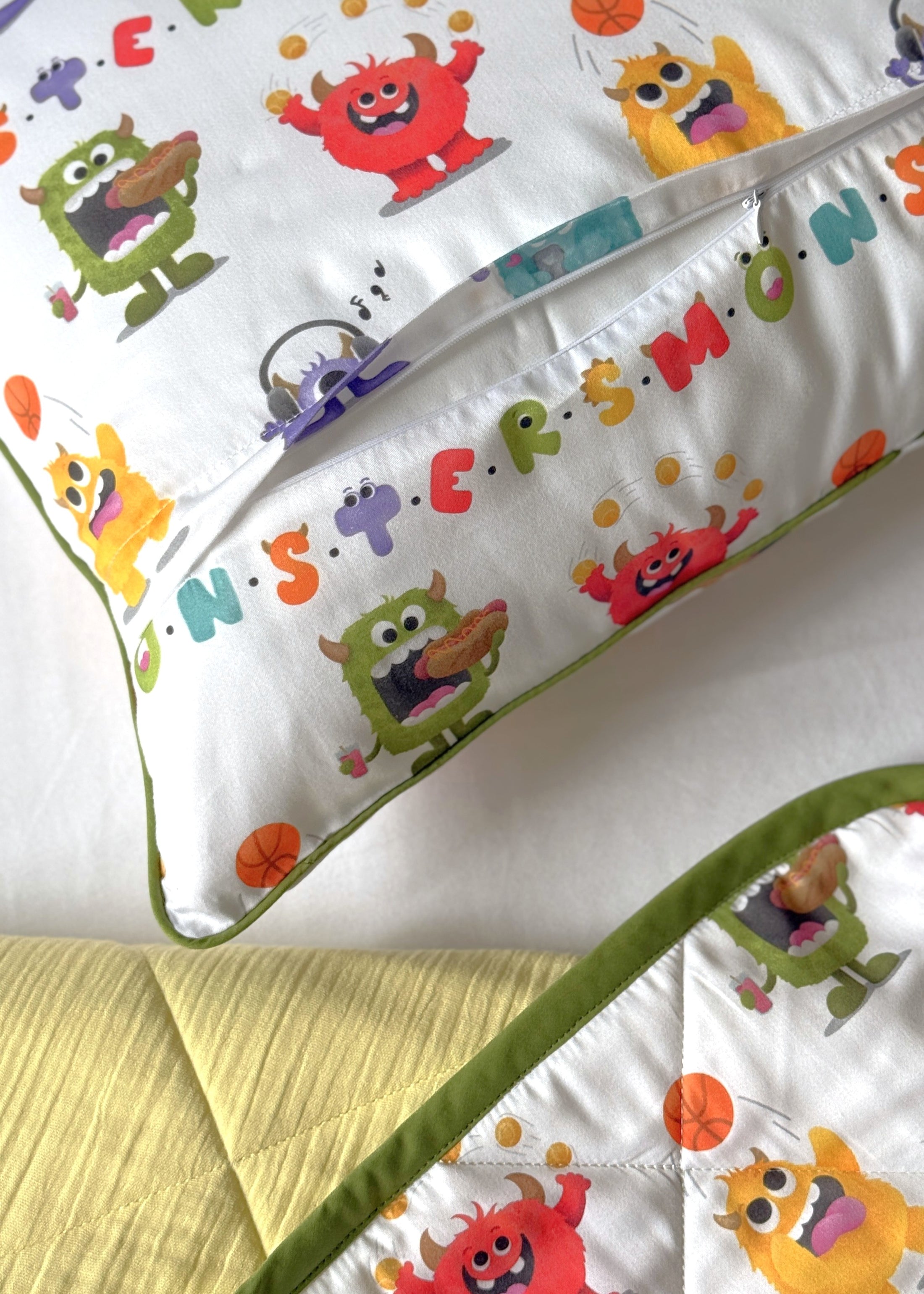 "Монстрики" стьобана ковдра з сатину та муслину