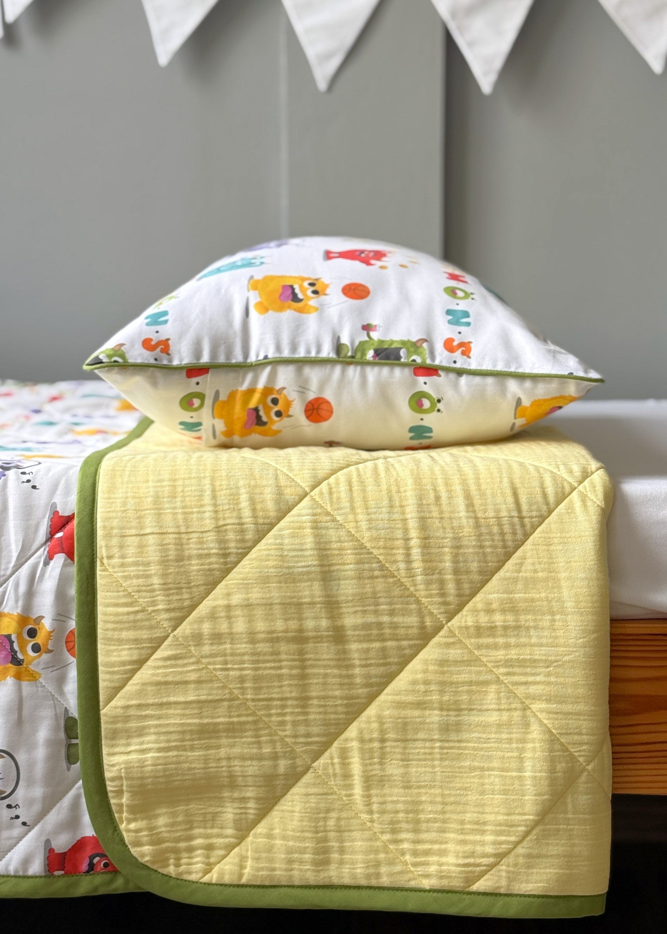 "Монстрики" стьобана ковдра з сатину та муслину