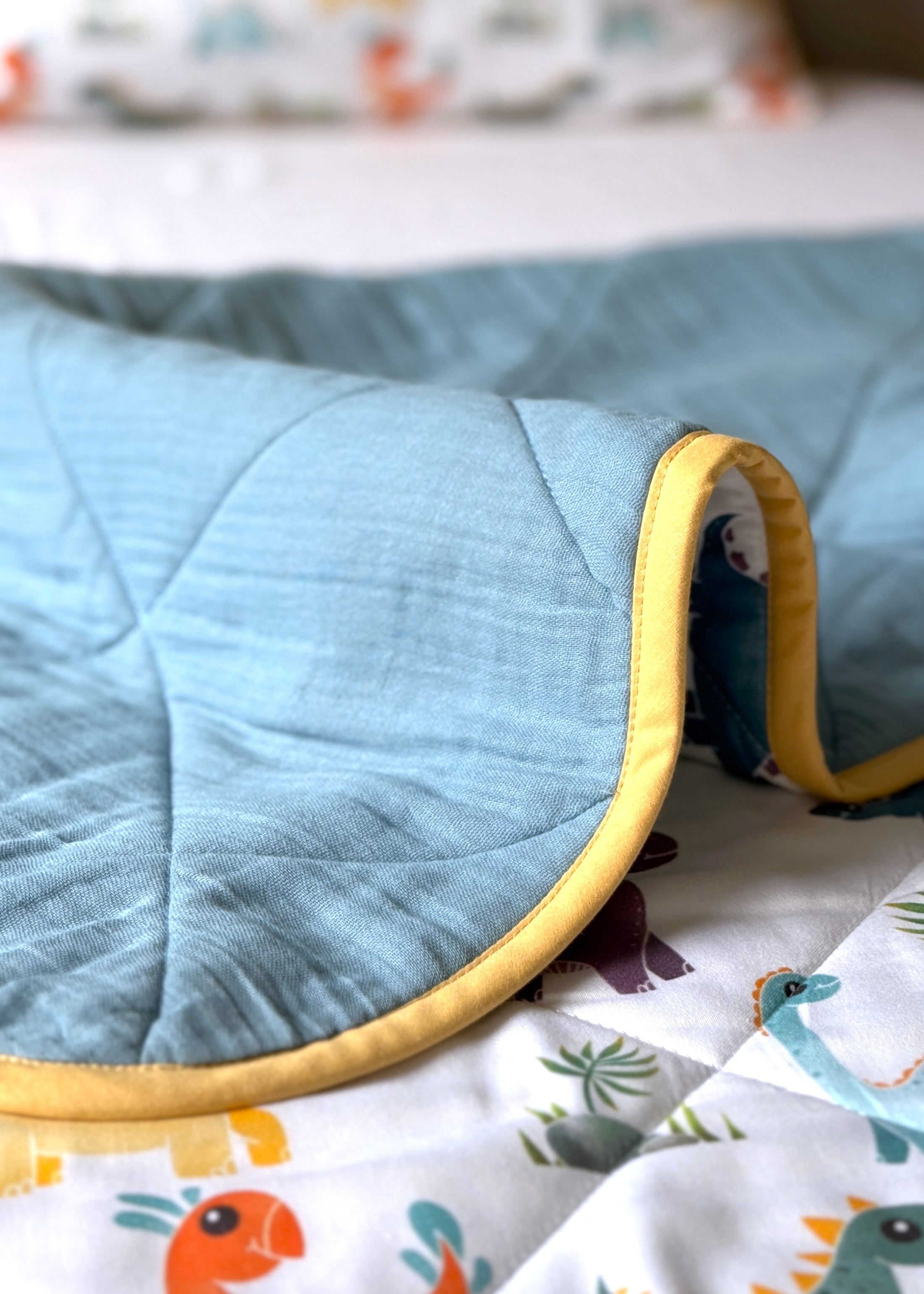 "Друзі-Діно" стьобана ковдра з сатину та муслину