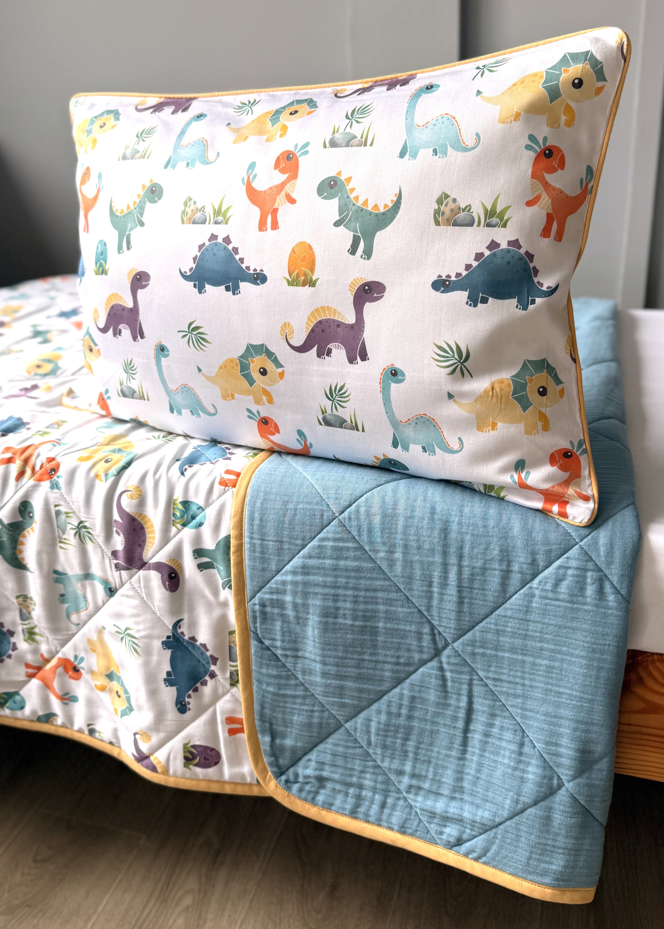 "Друзі-Діно" стьобана ковдра з сатину та муслину