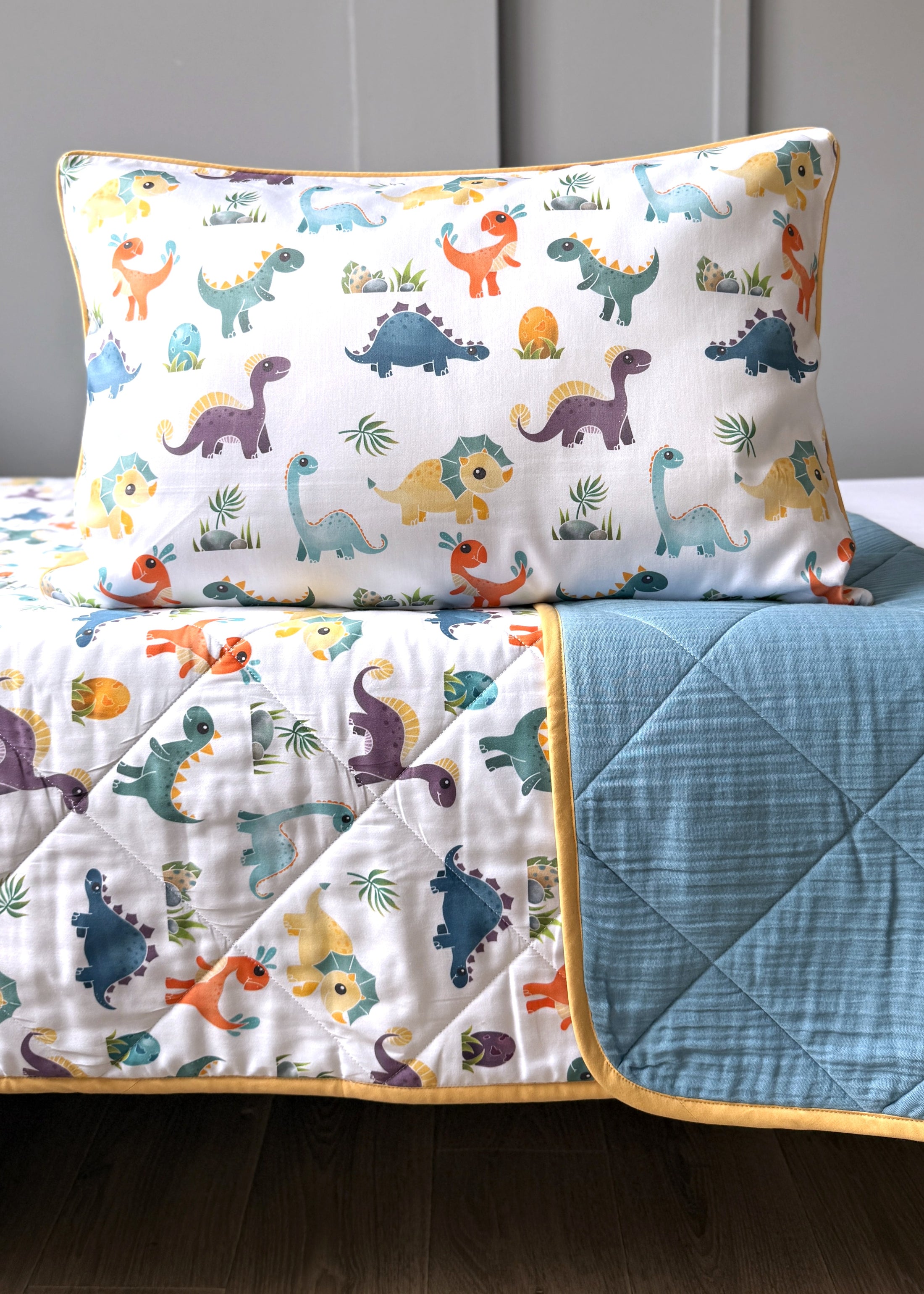 "Друзі-Діно" стьобана ковдра з сатину та муслину