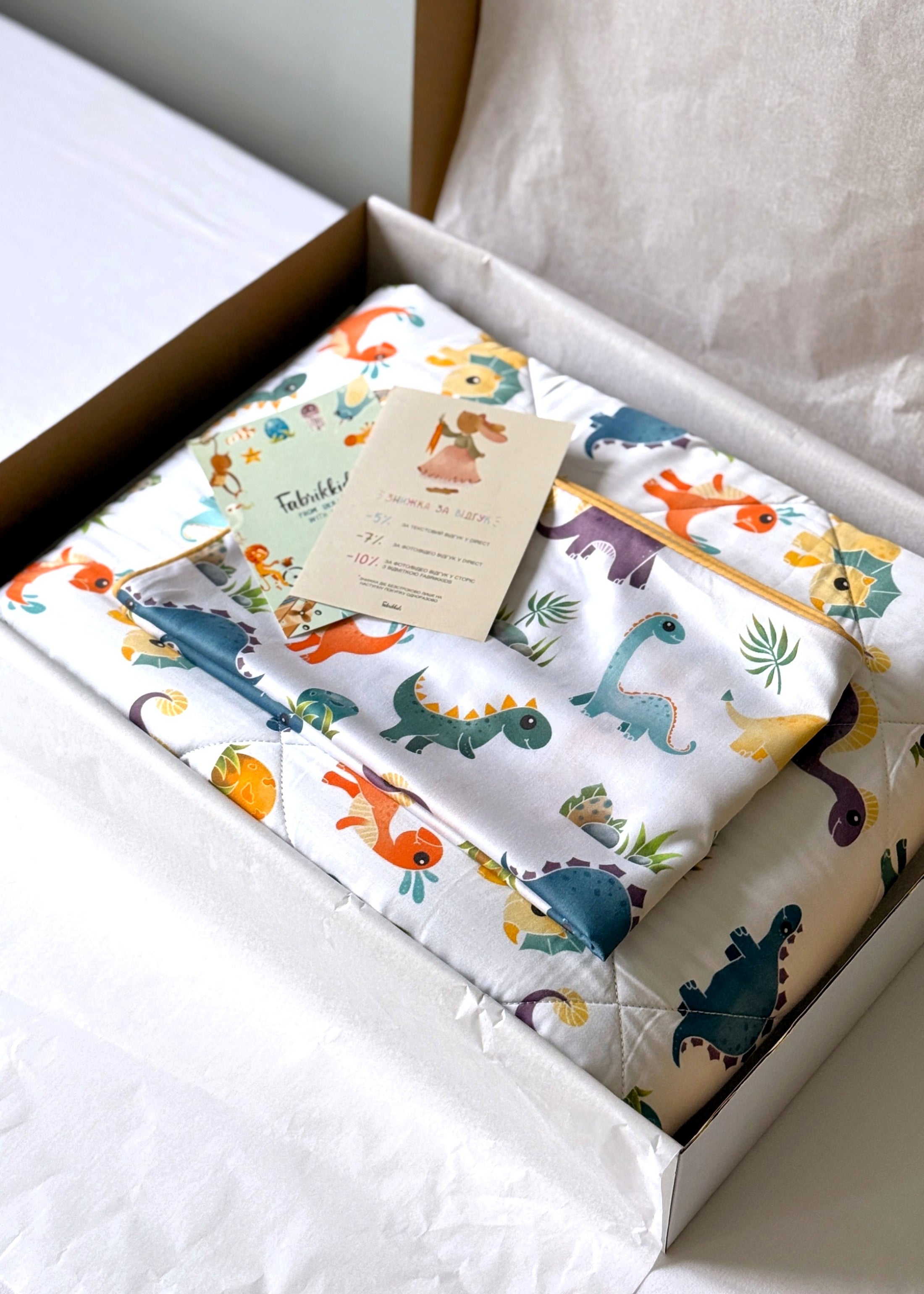 "Друзі-Діно" стьобана ковдра з сатину та муслину