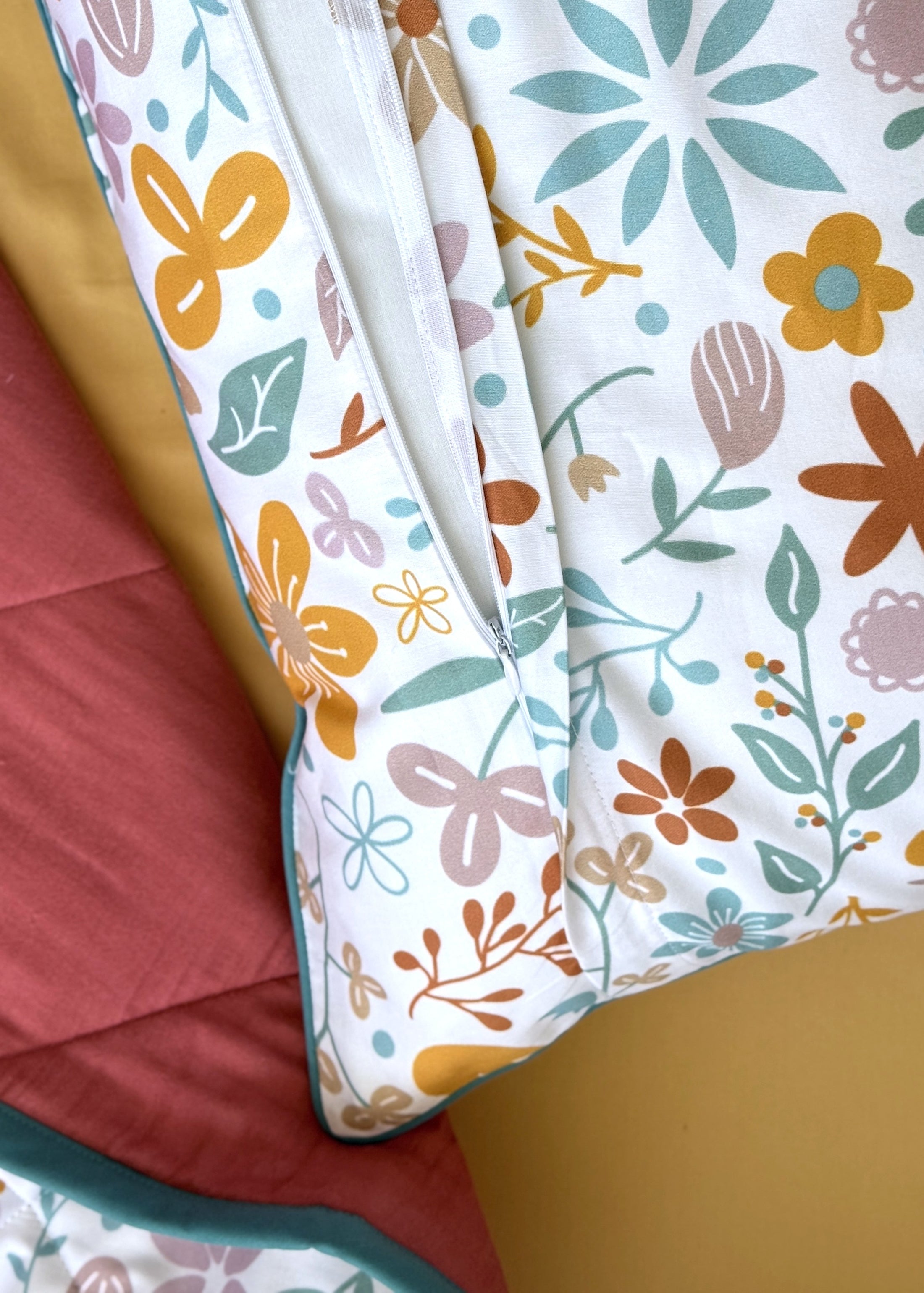 "Квітуча галявина" стьобана ковдра з сатину та муслину